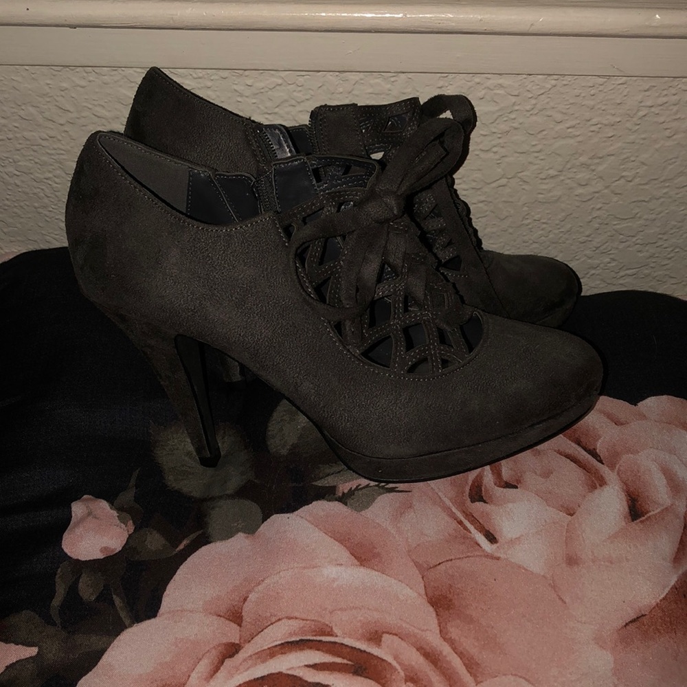 Lace up Naturalizer grey heels